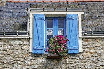 Fototapeta na wymiar Plouharnel, Hausdetail, blaues Fenster in der Bretagne