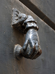 Door knocker in the form of hand
