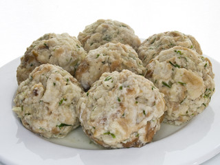 Semmelknödel auf einem weißen Teller