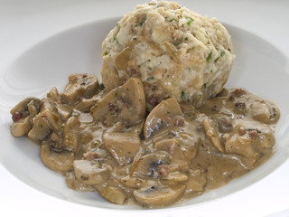 Semmelknödel  mit Pilzen