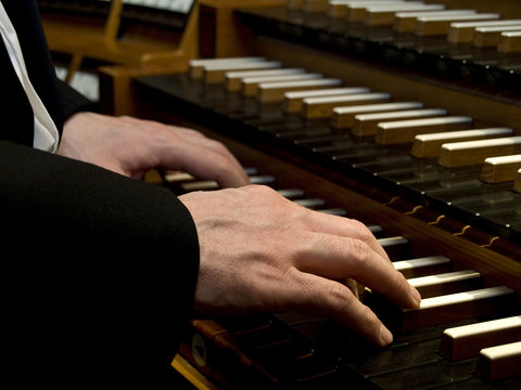 Hände eines Orgelspielers