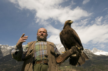 Alter Mann mit Steinadler vor Tennengebirge
