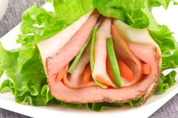 organic roast beef lettuce sandwich