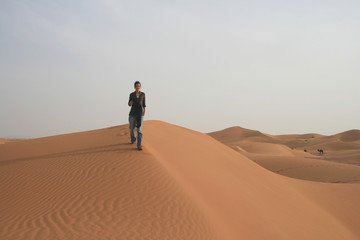 Randonneur dans le désert du Sahara, Maroc