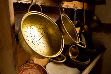 Regal mit Küchenutensilien