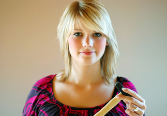 Frau mit Hammer