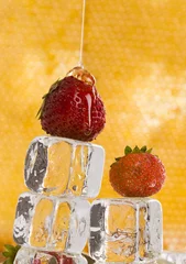 Crédence de cuisine en verre imprimé Dans la glace Fraise &amp  Glaçon