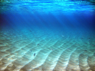 Obraz na płótnie Canvas ocean beams underwater