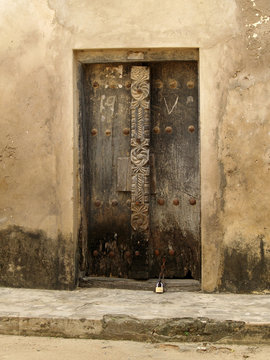 Puerta antigua de madera tallada - Bagamoyo - Tanzania