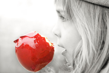 fillette et pomme d'amour © Eléonore H