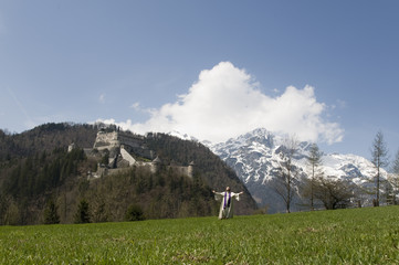 Priester gibt auf einer Alm den Segen vor der Burg Hohenwerfen