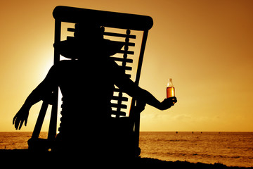 Mujer con Cerveza mirando la puesta del sol