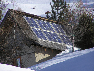 1566 - Panneaux solaires sur chalet montagnard