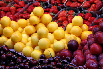 prunes jaunes du marché