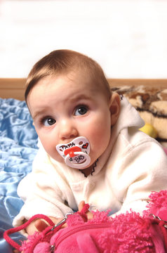 baby mit schn&uuml;ller