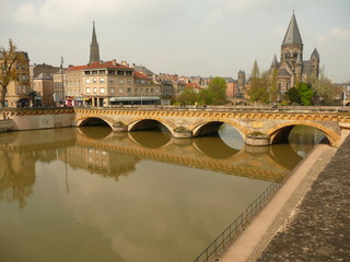 Water under bridge and temple Metz