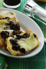 Crostini di formaggio e chiodini - Trentino Alto Adige