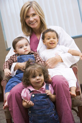 Obraz premium Consultant with three IVF toddlers