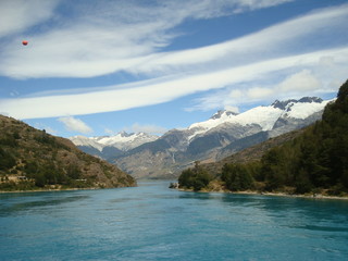 Fototapeta na wymiar Lac et glaciers.
