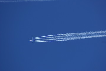 jet liner in blue sky / avion à réaction dans ciel bleu