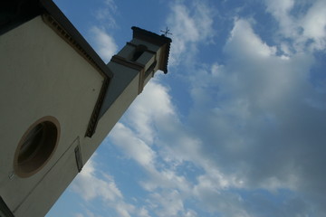 Fototapeta na wymiar Kościół kraju zgodnie z nieba