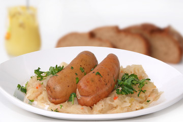 Wurst mit Sauerkraut