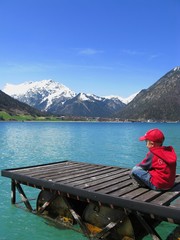 Kleiner Bub am Steeg