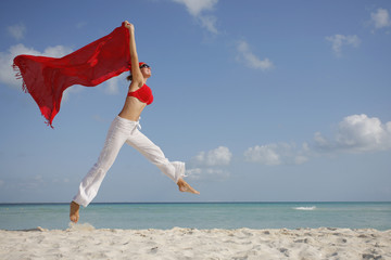 Mujer Saltando en la Playa