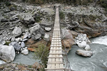 Deurstickers Wooden suspension bridge, annapurna, nepal © paul prescott