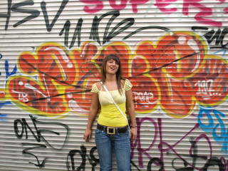 Obraz na płótnie Canvas young girl with graffiti background