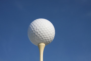Golfball auf Tee