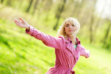 Obraz premium Beautiful young woman outdoors