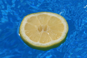 Zitrone im Wasser