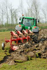 Obraz premium Traktor beim Pflügen