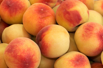 Fototapeta na wymiar heap of peaches at the market