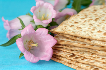 Obraz na płótnie Canvas macy. Paschy żydowskiej chleb z kwiatami. bardzo płytkie DOF