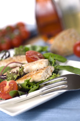 hähnchenbrustfilet auf frischem salat