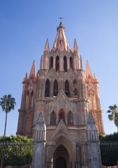 Fototapeta premium Pink Parroquia Archangel Church San Miguel Mexico Daytime