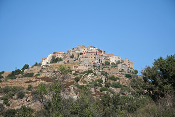 Fototapeta na wymiar Le village de Sant'Antonino en Corse