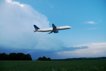Fototapeta na wymiar Flugzeug vor Unwetter