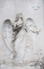Engelstatue aus Stein auf Friedhof