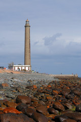 Faro en el horizonte de la playa
