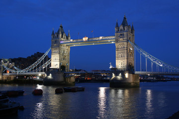 Fototapeta na wymiar Tower Bridge w nocy w Londynie