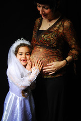 fillette avec une femme enceinte