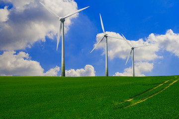 Windräder auf grüner Wiese