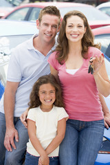 Young family collecting new car - obrazy, fototapety, plakaty