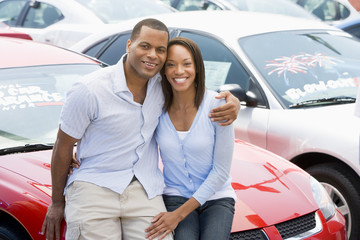 Couple looking at new cars - obrazy, fototapety, plakaty