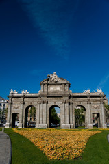 Fototapeta na wymiar Drzwi Alcalá (Alcala Gate) na Placu Niepodległości. Madryt
