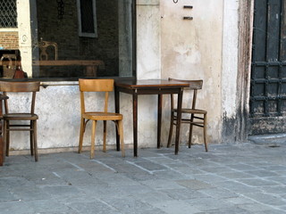 Fototapeta na wymiar Stół i krzesła na ulicy, Wenecja, Włochy.