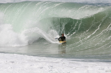 bodyboarder dans le tube